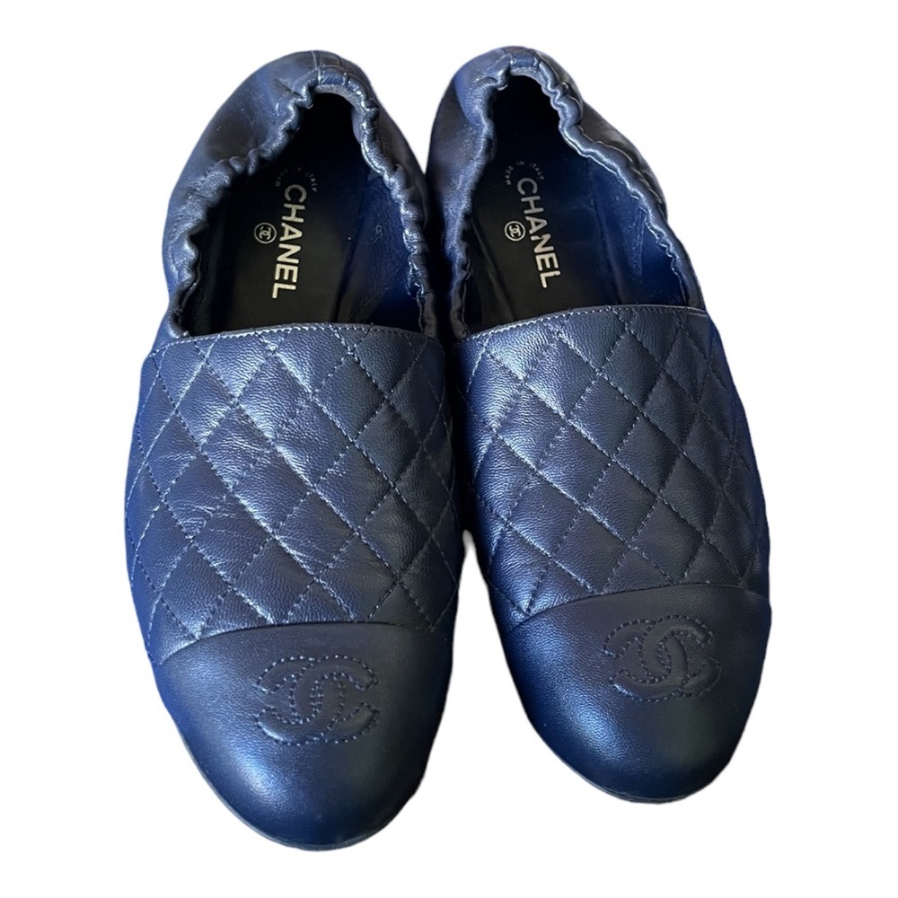 Chanel  shoes Loafers Navy Lamb leather quilted CC logo Flats sz 37.5 - Picture 3 of 11
